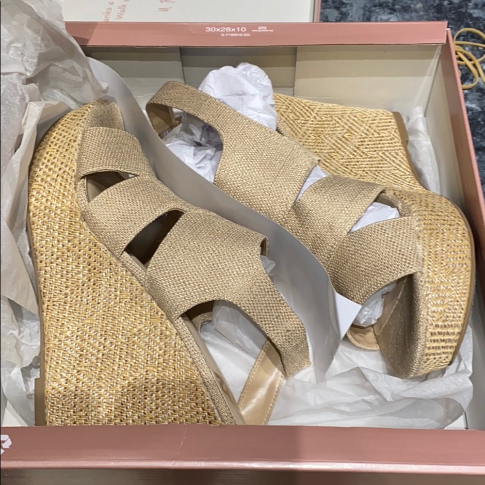 👡 NWT Fergalicious Valentina Wedge Sandals 👡 - Picture 4 of 5